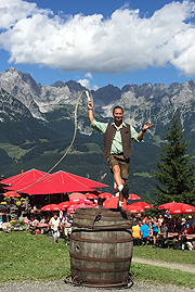 Rübezahl Alm 2016 feierte das 6. Goaslschnoitza Fest in Ellmau am Wilden Kaiser. Auch Wirt Peter lässt es knallen (©Foto. Martin Schmitz)